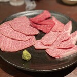 Yakiniku Beko Roku Hachioji Utsugi Ten - 和牛特盛(税込3,938円)。
                        部位は聞き忘れてしまいましたが、
                        左側の肉はサシが凄い((=ﾟДﾟ=)ﾉ
                        片面を10秒くらい炙ってパクッ。
                        柔らか〜い(*°∀°)=