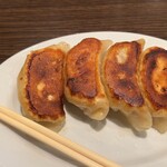 Shunka Rou - 焼き餃子、もっちりの厚皮にジューシーな肉汁たっぷりの具