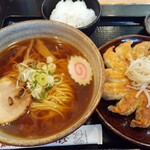 五味八珍 - 醤油ラーメンと浜松餃子セット1155円