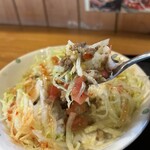 Okinawa Katei Ryori Haha - シャキッとレタスと旨味ある挽肉、トマトとスイートチリソースがウマーッ