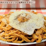 Spaghetti no Pan Cho Kashiwa Ten - 粉チーズをドバっと。あっさり目なので遠慮なくかけても良いかも。