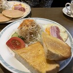 エーデルワイス - パンとホットケーキ半分こ