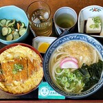 花みずき - カツ丼セット¥1050内　コスパがすごい。お腹いっぱいになれる。味は全体的に薄い。カツは硬め薄め卵ふわふわ。うどんはとても柔らかくコシはない。酢の物がとても美味い。