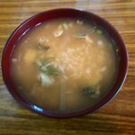 Akaishi Yana - 鮎雑炊1杯目
                      
                      ご飯を入れた状態でよく煮込まれている感じとなり
                      ご飯がスープに溶け出して濁っているので
                      そんな円やかさはある
                      
                      醤油味で出汁感少な目な普通な味わいのスープ