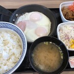 YOSHINOYA Morioka Minamisenboku Ten - Wハムエッグ牛小鉢定食。クーポン利用で586円税込