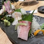 Seafood to Kamameshi no Omise Uoyoshi Tamachi Ekimae Ten - お刺身三種盛り合わせ（艶艶）