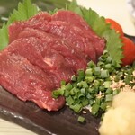 炭火焼き・鮮魚料理 よりみち - 馬刺し赤身    ¥700