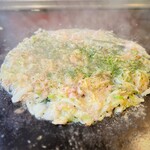 Okonomiyaki Yakiniku Doutonbori Hamura Ten - 完成！ここから更に薄く広げて“焦げ”を作成し、もんじゃヘラで頂きます