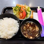 Kitchen Komatta Kun - ハンバーグ中華風定食のごはん、赤だし、サラダ