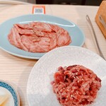 Shio Yakiniku Agura - 左：えんぴつ  右：塩ユッケ