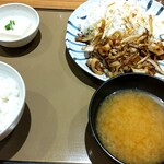 やよい軒 - 生姜焼き定食を上にて。