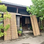 Karashiya Classic - 店舗入口。
                      ※建物の北部分は美容室。