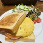 HARBS Rumine Ikebukuro Ten - ベーコンとほうれん草が入ったオムレツサンドイッチ