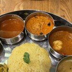 Tsushima Ryu South Indian Kei Karakuchi Ryori Ten Tarikaro - 左から辛口チキンカレー・鶏挽き肉のカレー・海老カリー・ダール