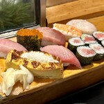 Otomasa Sushi - 所狭しと下駄に載る、デカお鮨！