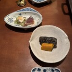 Azabu Kyutaro - 最初の付き出してきな？素材の味大切って感じ。奥の鰹のタタキ美味しいすぎる。