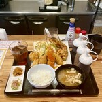 わ楽 - 串カツ定食。ご飯はハマさん盛りの影響で少ないわけではありません(^^)いつも通り少なめ自己申告。その分、皆様召し上がってください