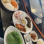 韓国食堂 サムギョプサル - スペシャル焼肉定食　本来は肉4種類だそうです