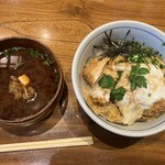 かつ吉 - 厚切りかつ丼　これにキャベツ、漬物が付いて2,400円