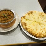 インドレストラン グラス - 料理写真:スクティマサラカレーとチーズナン(๑˃̵ᴗ˂̵)