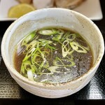 Ramen Shokudo Tsukasa - 濃口醤油のつけ汁。九条葱がイン！