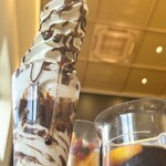 Karafuneya Coffee Yamashina Ten - みんな大好きジャンボソフトパフェ　フルーツinダッチアイス珈琲　2杯分以上入っています　スモーキーな大人なアイスコーヒー　天井高い