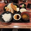 とんかつ稲 - 料理写真:真ん中のは味噌ダレとソース｡味噌ダレを推奨されているようだ｡