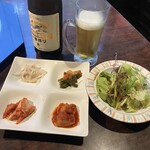 Yakiniku Tsuruhashi Gyuichi Honten - ビールとキムチ盛り