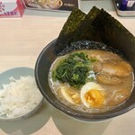 Utada Ya - 家系全部のせマシマシラーメンとサービスライス