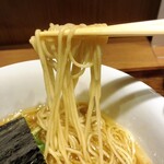 Yokohama Raamen Medaka Do - 醤油らぁ麺、麺リフトアップ