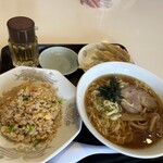 中華料理・無臭ぎょうざ パクちゃん - 料理写真:半炒飯、半ラーメンだけど、半とは思えないボリューム