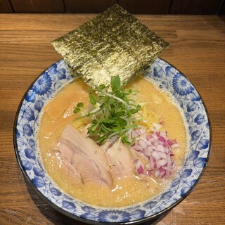 お昼は鶏のだしが効いた濃厚ラーメン