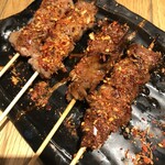 食堂 勿ノ怪 - 左ジンギスカン串右ラムハート串（甘タレの上に韓国唐辛子にクミン等のスパイス❣️）