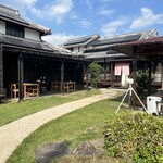 Sugano Soba Dokoro Hijiri An - 綺麗に手入れされたお庭｡右側が足湯