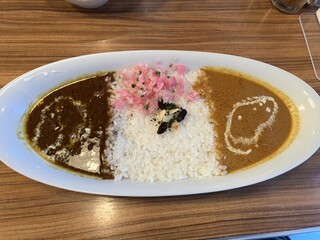 CURRY UP - コンビネーションカレー(Sサイズ)バターチキンカレー＋牛すじカレー@1,150円