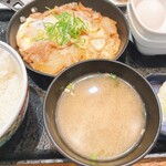 Yoshinoya Shinumeda Shokudogai Ten - 卵のせる前だから牛とじ御膳。