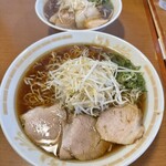 らんめん - 手前、特大ラーメン、奥、普通のラーメン。