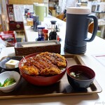 重慶飯店 - 2023年8月　ソースかつ丼　これくらい引いて撮影したら大きさ伝わるかな～