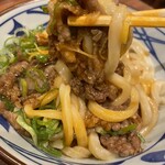 Marugame Seimen Ionmoru Yokkaichi Kita Ten - すき焼き味に柔らかい牛肉!! 生玉子を 絡めて…旨ッ!!