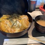 とんかつ 加賀ノ井 - 料理写真:カツ丼全景。なぜかほたて貝のように垂直に立てらた丼の蓋