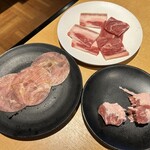 焼肉きんぐ - きんぐ塩タン、カルビ、やみつきハラミ(タレなしです)