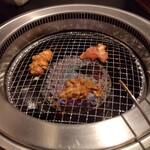 Niku no Yoichi Nakano Ten - 焼いてるシーン。左が牛ホルモン、右が鶏もも、下がてっちゃん