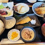 一里 - 料理写真:一里のセットランチ
おかず3品を選びました
刺身・焼き鯖・本日の料理(アジフライ)
ご飯大