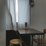 Cafe Room - 店内の椅子、テーブルは店主さまのセレクトでそれぞれ違います