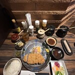 Katsuretsu Tei Shinshigai Honten - 厚揚げ六白黒豚をロースかつ膳（ご飯半分）