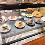 e yu enuko hi - ショーケース　ケーキは美味しそうですが実物はちょっと小さいです。