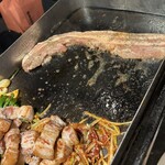 プングム - 豚肉鉄板焼料理(サムギョプサル、バジルサムギョプサル)