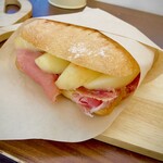 porto panino - 桃パニーノ！人気らしい。分かる。爽やかな桃と生ハムが蕩ける美味しさ