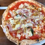 TRATTORIA E PIZZERIA AMICI - ・赤玉ねぎとカラブリア風サルシッチャ燻製モッツァレラチーズのピッツァ