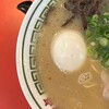 ドライブイン 一幸舎 - 博多とんこつラーメン750円味玉トッピング！左900円